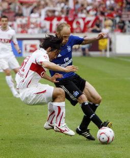 Okazaki gegen Jarolim in der Saison 2010/11 /?proxy=REDAKTION/News/2011-2012/News/Vorbericht_VfB-HSV_1_255x310.jpg