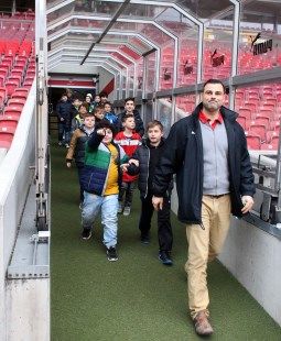 Jens Andrei führte die Viertklässler durch die Arena /?proxy=REDAKTION/News/2014-2015/fussball_trifft_kultur_2014_255x310x.jpg