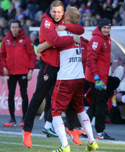 Lass Dich drücken:Hannes Wolf und Timo Baumgartl /?proxy=REDAKTION/Saison/VfB/2016-2017/20161204-Aue-VfB-Spielbericht-255x310.jpg