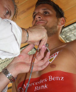 Auch als Farbmodel konzentriert: Sven Ulreich /?proxy=REDAKTION/Saison/VfB_II/Bodypainting_Ulle_255x310.jpg