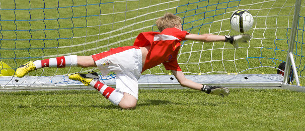 /?proxy=REDAKTION/Verein/Fussballschule/Fussballschule_Torschuss_606x261.jpg