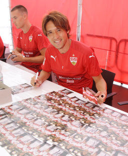 Schrieben fleißig Autogramme: Hosogai & Co. /?proxy=REDAKTION/News/2016-2017/20160731-VfB-Opening-255x310.jpg