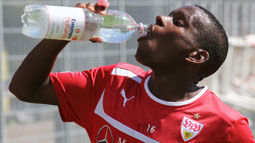 /?proxy=REDAKTION/News/2012-2013/Training/Training-2012-Traore-trinkt-255x143.jpg