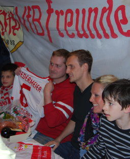 Bekam einen Präsentkorb: Georg Niedermeier /?proxy=REDAKTION/News/2012-2013/Profis/Besuche_OFC_Niedermeier_255x310.jpg