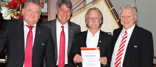 Im Bild von links: VfB Finanzvorstand Ulrich Ruf, VfB Präsident Bernd Wahler, 50-Jahr-Jubilar und ehemaliger VfB Präsident Manfred Haas sowie der stellvetretende Ehrenratsvorsitzende Alfred Schütter /?proxy=REDAKTION/Verein/News/Jubilarfeier_13_606x261.jpg
