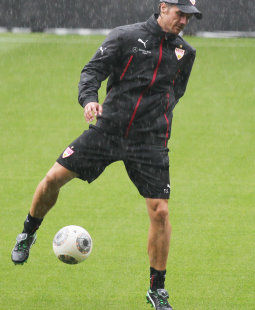 Auch am Ball noch stark: Thomas Schneider /?proxy=REDAKTION/News/2013-2014/Abschlusstraining_vor_VfB-Rijeka_Schneider_255x310.jpg