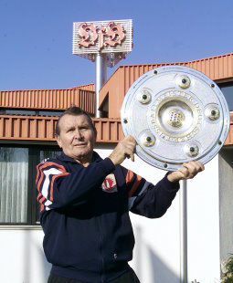 Karl Bögelein im Jahr 2002 mit der Meisterschale /?proxy=REDAKTION/Verein/Historie/Karl_Boegelein_88._Geburtstag15_255x310a.jpg