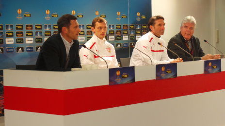 /?proxy=REDAKTION/News/2012-2013/Profis/Pk_vor_VfB_Genk_Niedermeier_Labbadia_464x261.jpg