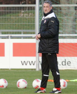 /?proxy=REDAKTION/News/2012-2013/Juergen_Kramny_vor_Aachen_255x310.jpg