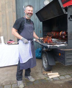 Grillmeister Darko Morava /?proxy=REDAKTION/Business/Business-News/Freundeskreis/20160620-Freundeskreis-Grillfest-255x310.jpg
