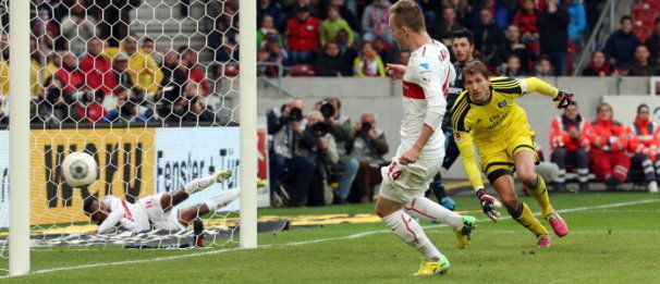 Das Siegtor: Ibrahima Traoré beobachtet Alexandru Maxim, während dieser zum 1:0 einschiebt. /?proxy=REDAKTION/News/2013-2014/Maxim_Traore_VfB-HSV_1314_606x261.jpg