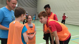 U15-Torwart Sönke Günther mit den Kids /?proxy=REDAKTION/News/2015-2016/20160615_U15-Besuch-Rohraeckerschule-255x143.jpg