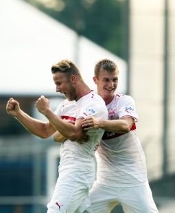 Alex Riemann bejubelt mit Thomas Geyer das 1:0. /?proxy=REDAKTION/Saison/VfB_II/2013-2014/VfBII_Darmstadt_255.jpg