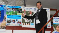 /?proxy=REDAKTION/Verein/VfBfairplay/VfBfairplay_Stars4Kids_Schaefer-zeigt-Plakate-255x143.JPG