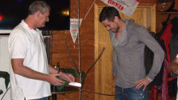 Thorsten Kirschbaum bekam einen Kirschbaum. /?proxy=REDAKTION/Fans/Fanclubbesuch_Kirschbaum_255x143.jpg
