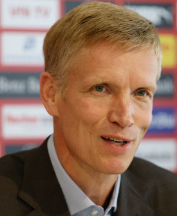 /?proxy=REDAKTION/News/2016-2017/20160921-Hannes-Wolf-bei-der-Pressekonferenz-255x310.jpg