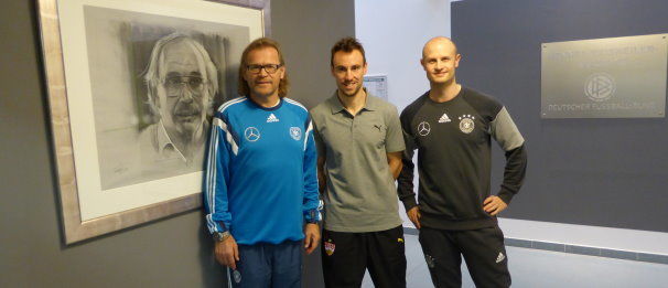 Matthias Schiffers (Mitte) bei seinem jüngsten Besuch an der Hennes-Weisweiler-Akademie /?proxy=REDAKTION/News/2015-2016/20160217-Matthias-Schiffers-Hennes-Weisweiler-Akademie-606x261.jpg