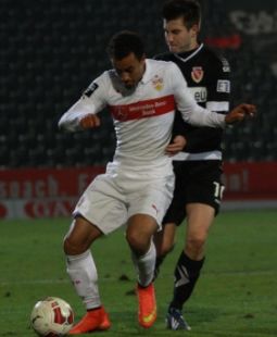 Jerome Kiesewetter behauptet den Ball. /?proxy=REDAKTION/Saison/VfB_II/2014-2015/14_15_VfB_II_Cottbus_255.jpg