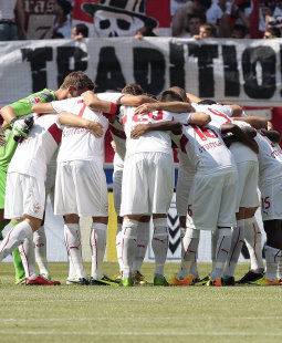 Mannschaftlich geschlossen: so spielte der VfB,<br>doch der Erfolg blieb erneut aus. /?proxy=REDAKTION/News/2013-2014/Rueckblick_VfB-Leverkusen_1314_Mannschaftskreis_255x310.jpg