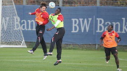 Gentner im Luftduell mit Rüdiger, Boka schaut zu /?proxy=REDAKTION/News/2011-2012/Testspiele/Testspiel081111_1_255x143.jpg