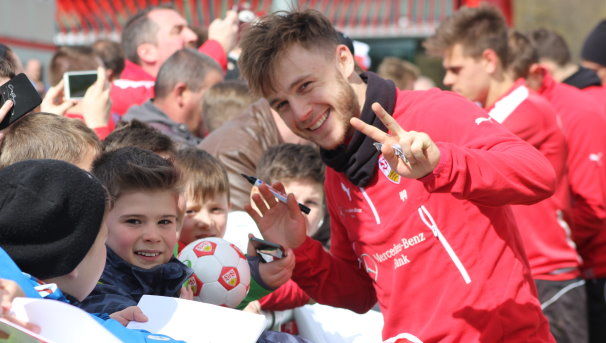 /?proxy=REDAKTION/News/2015-2016/20160329-VfB-Profis-schreiben-Autogramme-606x343.jpg