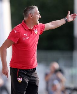 Jürgen Kramny erwartet starke Würzburger Kickers. /?proxy=REDAKTION/News/2015-2016/VfB_II/15_16-Kramny-zeigt-255.jpg