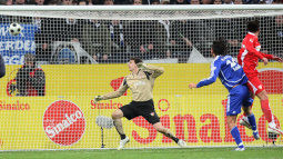 /?proxy=REDAKTION/News/2011-2012/Personen/Kuranyi_vor_Schalke_1_255x143.jpg