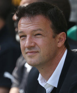 Freut sich über eine ausverkaufte Arena: Fredi Bobic /?proxy=REDAKTION/News/2013-2014/Fredi_Bobic_vor_VfB-Schalke_1314_255x310.jpg