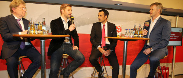 Interessante Themen: Matthias Kleinert, Thomas Hitzlsperger und Robin Dutt (v.l.n.r.) sprachen mit dem Moderatoren Tom Bartels über den VfB. /?proxy=REDAKTION/Verein/News/Neujahrsempfang15_606x261.jpg