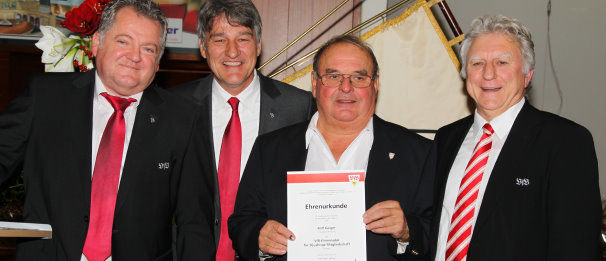 Im Bild von links: VfB Finanzvorstand Ulrich Ruf, VfB Präsident Bernd Wahler, 50-Jahr-Jubilar und ehemaliger VfB Profi Rolf Geiger sowie der stellvetretende Ehrenratsvorsitzende Alfred Schütter /?proxy=REDAKTION/Verein/News/Jubilarfeier_13_606x261_b.jpg