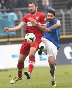 Marco Grüttner gegen Aytac Sulu. /?proxy=REDAKTION/Saison/VfB_II/2013-2014/Darmstadt_VfBII13_14_255.jpg