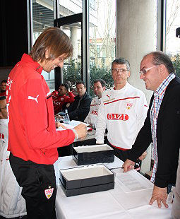 Martin Harnik beim OFC-Losziehen /?proxy=REDAKTION/News/2011-2012/News/Fanclubauslosung1_255x310.jpg