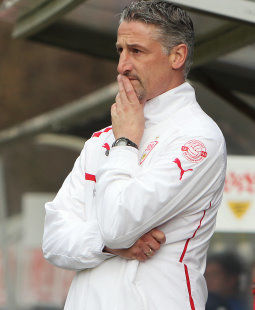 /?proxy=REDAKTION/News/2012-2013/Juergen_Kramny_vor_Unterhaching_255x310.jpg