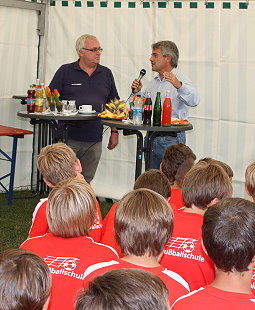 /?proxy=REDAKTION/Verein/Fussballschule/News/Fussballschule_Rommelsbach_Besuch_Praesident_255x310.jpg