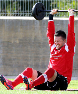 Harte Arbeit für das Comeback: Vedad Ibisevic /?proxy=REDAKTION/News/2014-2015/IntLagos_1415_Ibisevic_255x310b.jpg