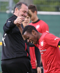 /?proxy=REDAKTION/News/2013-2014/PK_vor_VfB-Wolsburg_1314_Stevens_Traore_255x310.jpg