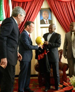 Minister Friedrich bei der Trikotübergagbe /?proxy=REDAKTION/News/2013-2014/Trikotuebergabe_Burundi_255x310.jpg