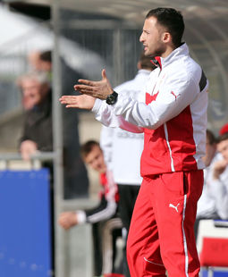 /?proxy=REDAKTION/Teams/Jugend/U17/2013-2014/Domenico-Tedesco-1314-Seitenlinie-255x310.jpg