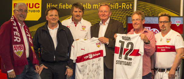 /?proxy=REDAKTION/Verein/VfBfairplay/Trikotuebergabe-Peter-Reichert-Landtags-Fanclub-606x261.jpg