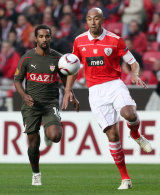 Cacau gegen Luisao im Hinspiel /?proxy=REDAKTION/News/2010/Benfica1_160x195.jpg