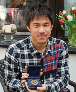 /?proxy=REDAKTION/News/2011-2012/News/Okazaki_Medaille_Tor_des_Monats_255x310.jpg