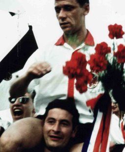 Helmut Sonneberg schultert Alfred Pfaff /?proxy=REDAKTION/News/2014-2015/Helmut_Sonneberg_255x310.jpg