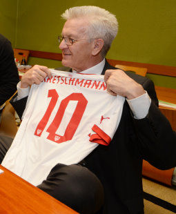 /?proxy=REDAKTION/News/2012-2013/Profis/Kretschmann_VfB_Trikot_255x310.jpg
