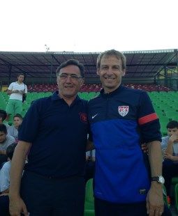 Pedrag Pasic und Jürgen Klinsmann in Sarajevo /?proxy=REDAKTION/Saison/Laenderspiele/20130814-KLINSMANN_PASIC-255x310.jpg