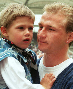Axel mit Kruse junior, der heute 20 Jahre alt ist /?proxy=REDAKTION/News/2011-2012/Personen/Kruse_Interview_1_255x310.jpg