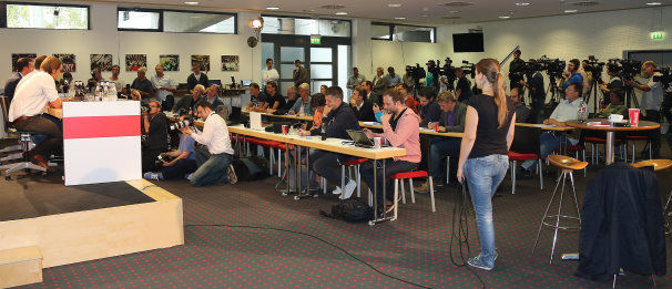 /?proxy=REDAKTION/News/2013-2014/Antritts-PK_Thomas_Schneider_Presseraum_606x261.jpg