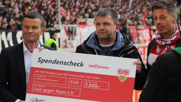 Der VfB Vorstand Jochen Röttgermann, Jörn Menge von Laut gegen Nazis e.V. und Michi Beck von "Die Fantastischen Vier" (von links nach rechts) /?proxy=REDAKTION/Verein/VfBfairplay/20160409-Scheckuebergabe-Laut-gegen-Nazis-606x343.jpg