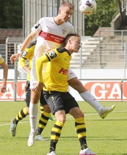 Max Besuschkow traf zum 1:0 gegen Fortuna Köln. /?proxy=REDAKTION/Saison/VfB_II/2015-2016/15_16-vfb-II_f-koeln-255.jpg