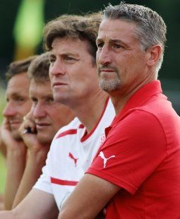 Assistiert Jürgen Kramny: Walter Thomae (links) /?proxy=REDAKTION/News/2013-2014/Kramny_Thomae_255.jpg