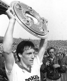 Der Isländer beim Titelgewinn 1984 /?proxy=REDAKTION/Verein/Historie/17041985_Asgeir_Sigurvinsson_255x310.jpg